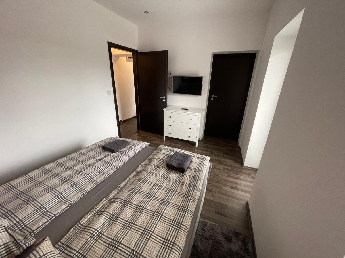 Malibu Apartman & Jacuzzi Мишкольц Экстерьер фото
