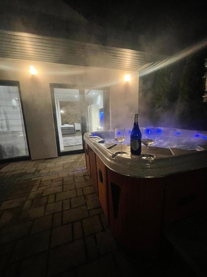 Malibu Apartman & Jacuzzi Мишкольц Экстерьер фото