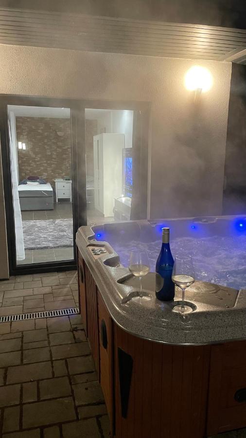 Malibu Apartman & Jacuzzi Мишкольц Экстерьер фото