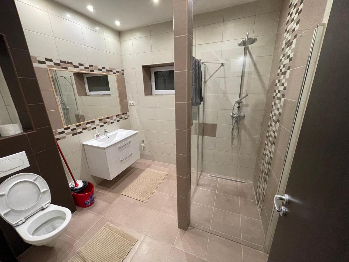 Malibu Apartman & Jacuzzi Мишкольц Экстерьер фото