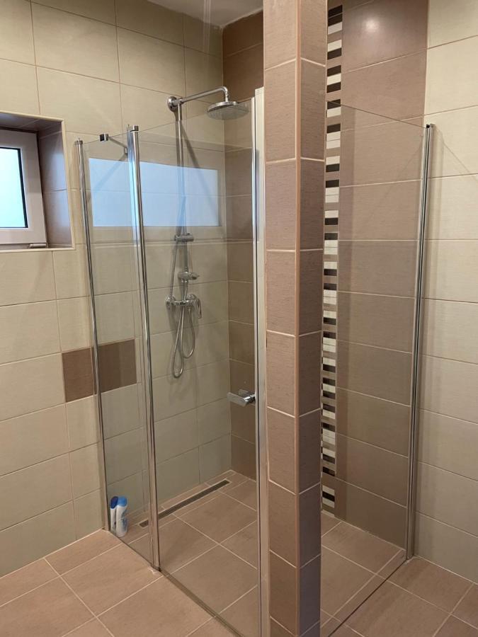 Malibu Apartman & Jacuzzi Мишкольц Экстерьер фото